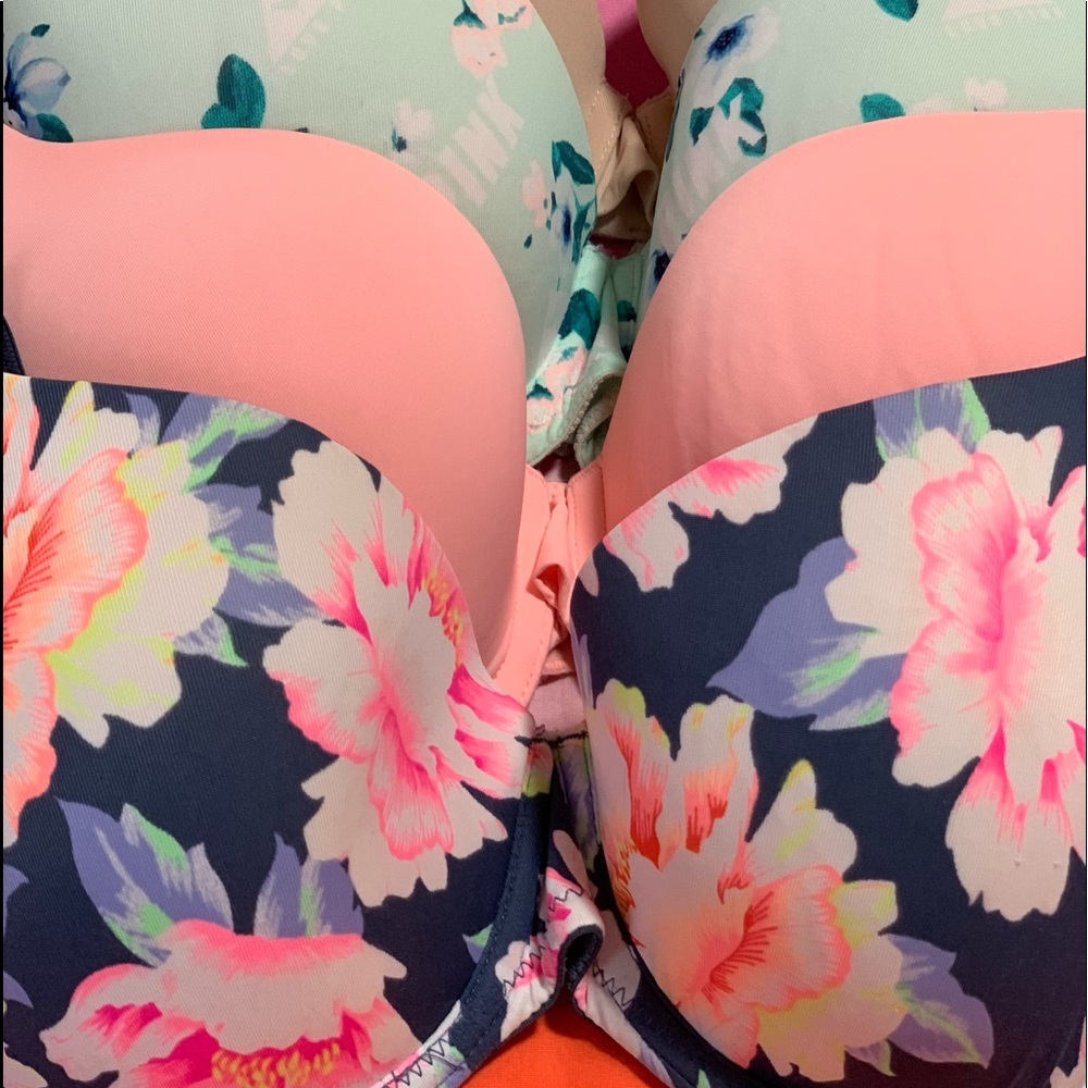 Lot of 4 Victoria Secret and Pink Bras size 32DD.